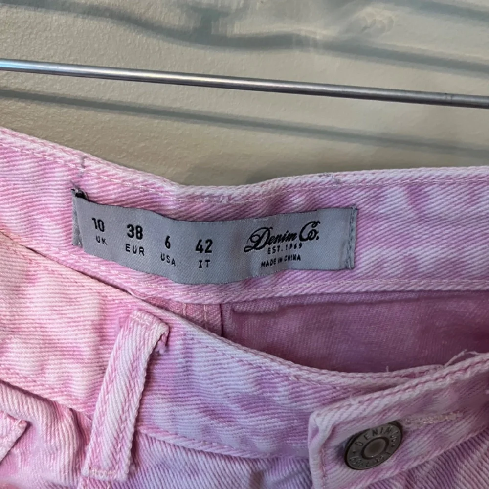 Denim Co. High Rise Distressed Raw Hem Denim Jean Shorts/Pink/Size 6